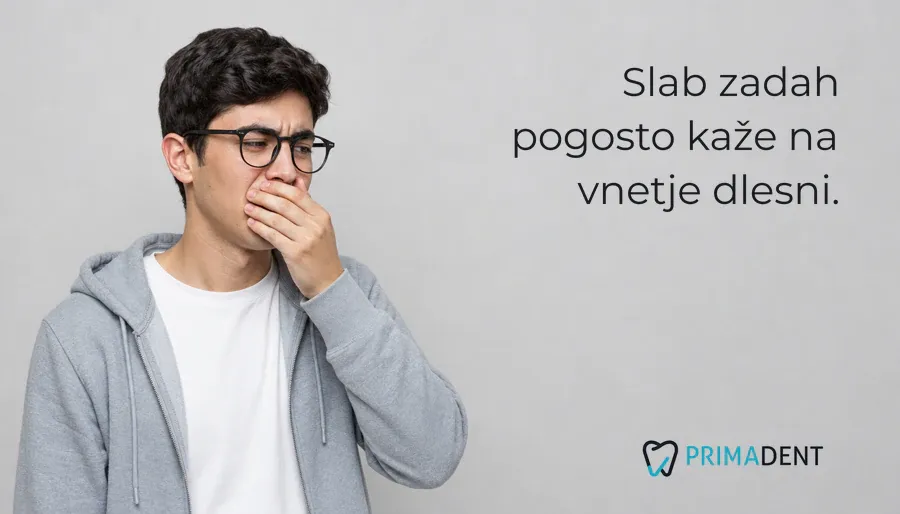 Moški, ki zeha in mu smrdi iz ust.